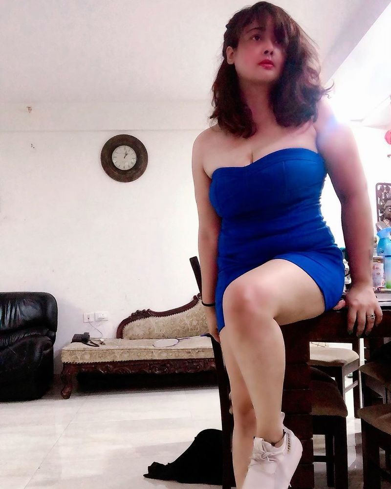 <p> Kiran, who is actively crawling on the social networking site, poses sexy in cursive size clothes and stuns the eyebrows.  <br /> </p>
