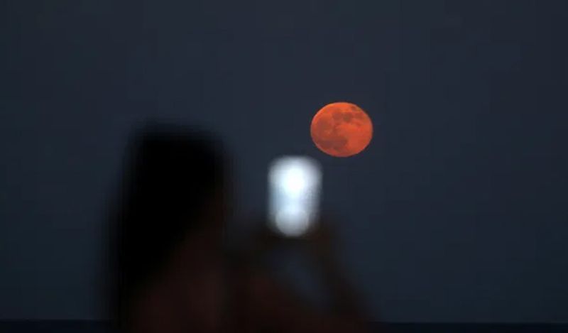 <p>डेली मेल ऑस्ट्रेलिया से बात करते हुए डॉ डेविड ने बताया कि जून में लगने वाले ग्रहण को स्ट्रॉबेरी मून कहते हैं।&nbsp;</p> 