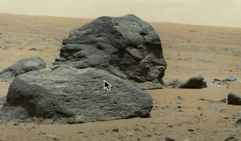 <p>ये तीनों ही तस्वीर रोवर से ली गई है। इसमें से एक में बड़े-बड़े दो काले पत्थर नजर आ रहे हैं, जो पिरामिड जैसे लग रहे हैं। स्कॉट का दावा है कि तस्वीर में पिरामिड का बस एक हिस्सा नजर आ रहा है।&nbsp;</p> 