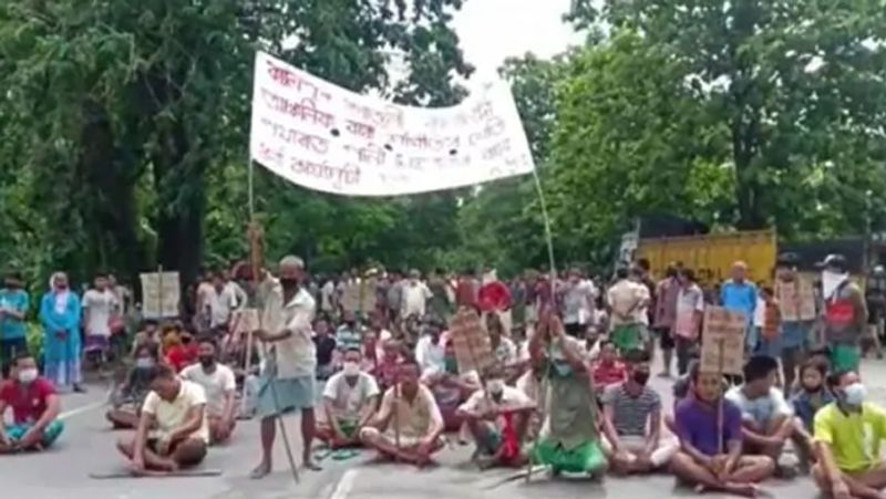 <p>बक्शा जिले में पानी रोके जाने के खिलाफ सोमवार को प्रदर्शन हुआ। इसमें सिविल सोसायटी के लोगों ने भी हिस्सा लिया। किसानों ने कई घंटों तक रोंगिया-भूटान सड़क को भी जाम कर दिया था।</p> 