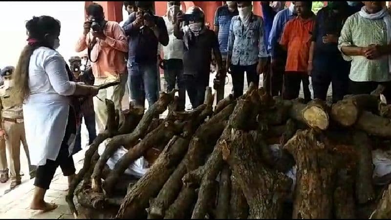 <p>शहीद सीओ की बड़ी बेटी वैष्णवी शनिवार को पिता के शव के साथ भैरव घाट पहुंची। पिता को मुखाग्नि देने के बाद वैष्णवी ने पत्रकारों के सवालों पर कहा कि मुझे अपने पिता की शहादत पर फक्र है।</p>
