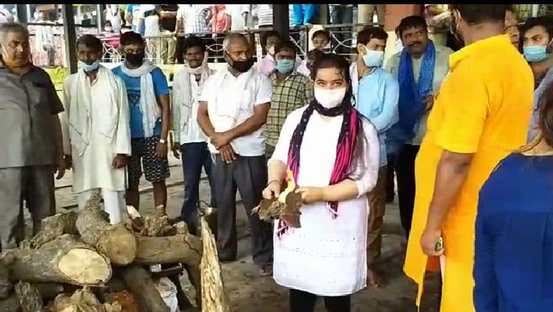 <p>शहीद सीओ की बेटी वैष्णवी ने कहा कि पिता का स्थान कभी कोई नहीं ले सकता। लेकिन मेरे पिता के हत्यारोपियों के खिलाफ पुलिस को कड़ी कार्रवाई करनी चाहिए।</p>
