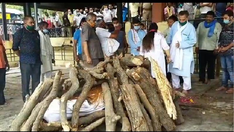 <p>शहीद सीओ देवेन्द्र मिश्रा के अंतिम संस्कार के मौके पर कानपुर के तमाम पुलिस अधिकारी व उनके परिजन मौजूद रहे। पुलिस अधिकारियों ने उन्हें पुष्पचक्र अर्पित किया।<br />
 </p>

