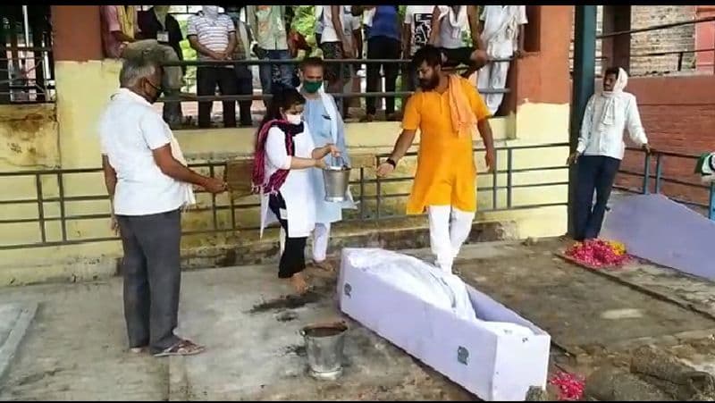 <p>लखनऊ में विकास दुबे के घर पर छापेमारी में विकास के भाई की पत्नी के पास लाइसेंसी रिवाल्वर मिली है। इस रिवाल्वर के लाइसेंस की पुलिस जांच कर रही है।</p>

