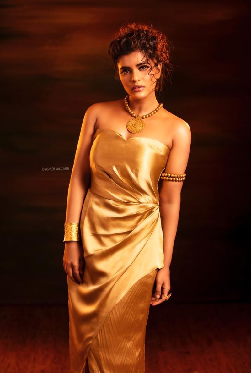 <p> Aishwarya Rajesh in a tight-fitting gold dress has rocked the fans with her recent hot look.  </ P>
