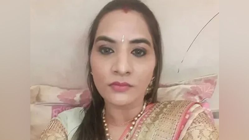 <p>फिर उसने दीपक के छोटे भाई हेमंत सोनू से शादी की। वह भी 2006 में पुलिस एनकाउंटर में ढेर हो गया। गीता अरोड़ा यहीं से सोनू पंजाबन बन गई। वह हेमंत के दोस्त अशोक बंटी के नजदीक आ गई, जिसने उसे बड़े पैमाने पर सेक्स रैकेट चलाने का आइडिया दिया। </p>