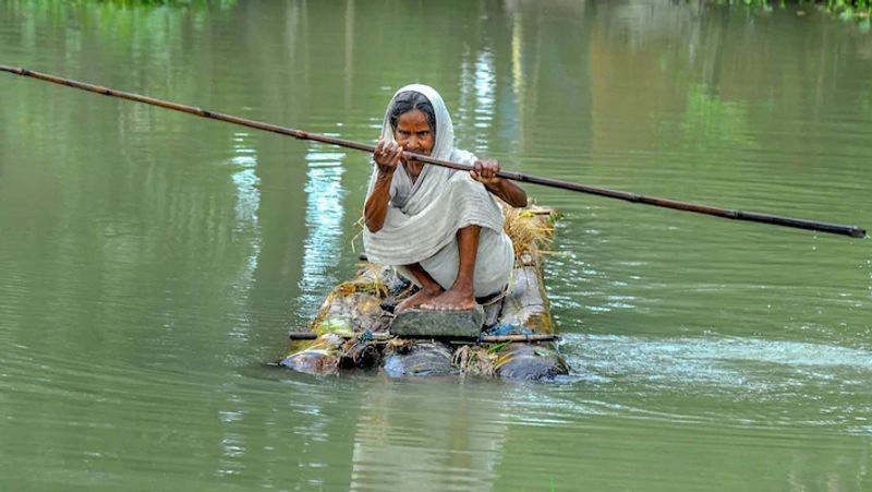 <p>असम में लगातार हो रही बारिश से सड़कों पर नदियों की तरह पानी फरा है। लोगों को नाव के सहारे सड़क पार करना पड़ रहा है। कई सड़कों को भी नुकसान पहुंचा है। इसके चलते कई जगहों का शहरों से संपर्क टूट गया है। फोटो- असम में मोरिगांव जिले के मायूंग गांव में हाथ से बनी नाव से सड़क पार करती महिला। </p>