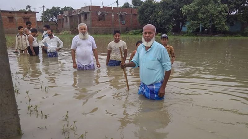 <p>इसके साथ ही मीडिया रिपोर्ट्स में सरकार द्वारा जारी किए आंकड़ों के मुताबिक बताया जा रहा है कि 9 लाख 60 हजार से भी ज्यादा लोग इससे प्रभावित हुए हैं। </p>