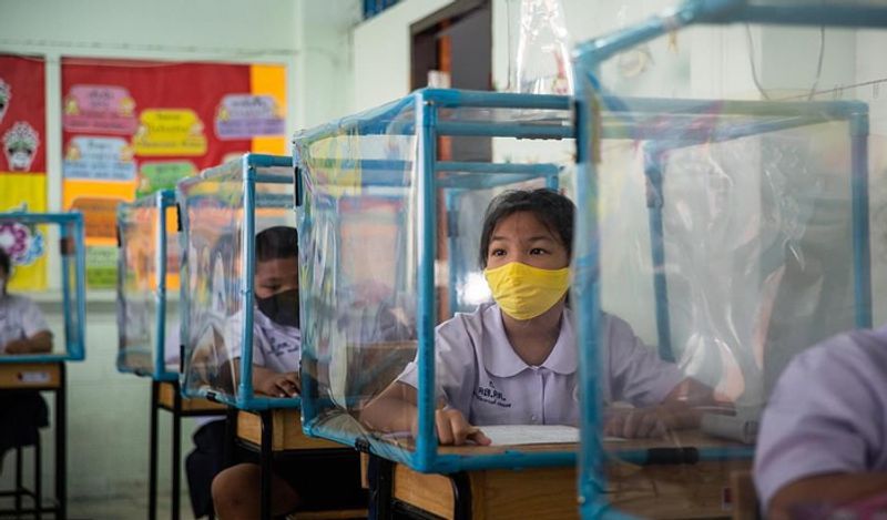 कोरोना के बीच इस देश में खुल गए स्कूल, पिंजरे में बंद होकर इस तरह बच्चे ले रहे क्लास | Schools opened in thailand between Corona with most strictest social distancing rules