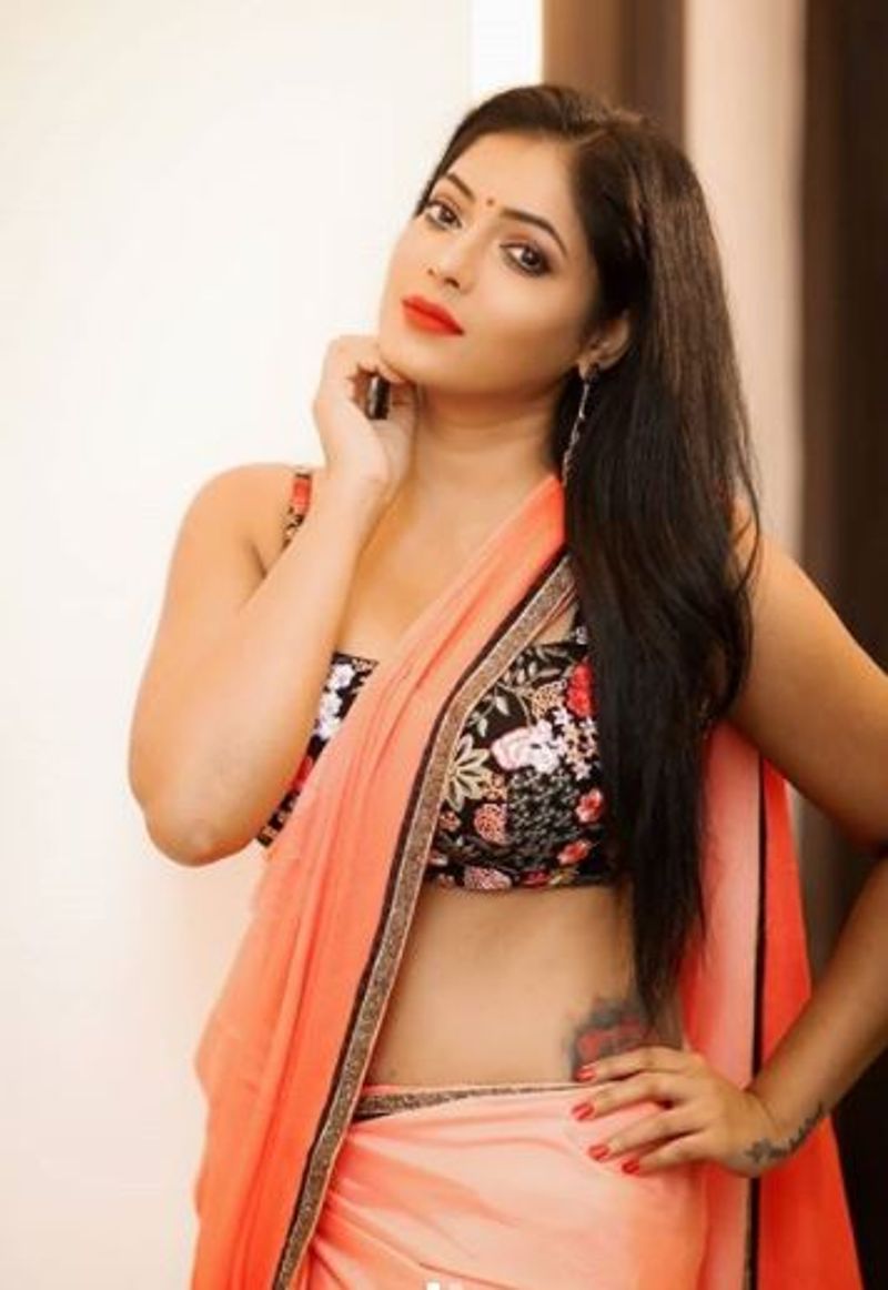 <p> Actress Reshma made her debut as a presenter on 'Sun Singer' aired on Sun TV.  Following this, she acted in several serials such as 'Vani Rani', 'Maragatha Veena' and 'Uyirmey'. </p>
