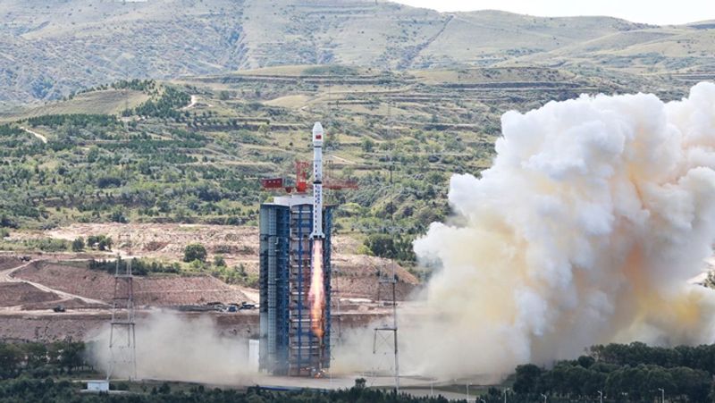 <p style="text-align: justify;">रिपोर्ट्स में बताया जा रहा है कि इस वेबसाइट को गोबी मरुस्थल में बने Jiuquan सैटेलाइट लॉन्च सेंटर से स्थानीय समय के मुताबिक 1 बजकर 2 मिनट पर लॉन्च किया गया था। इस सैटेलाइट को Kuaizhou-1a सॉलिड रॉकेट से लॉन्च किया गया था। </p> 