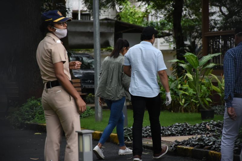 

<p>Yellow kurta and jeans, the masks cover half the face.  Outside the entrenched NCB office.</p>
<p>“onerror =” this.src = “https: =” “/></p></div>
<div class=