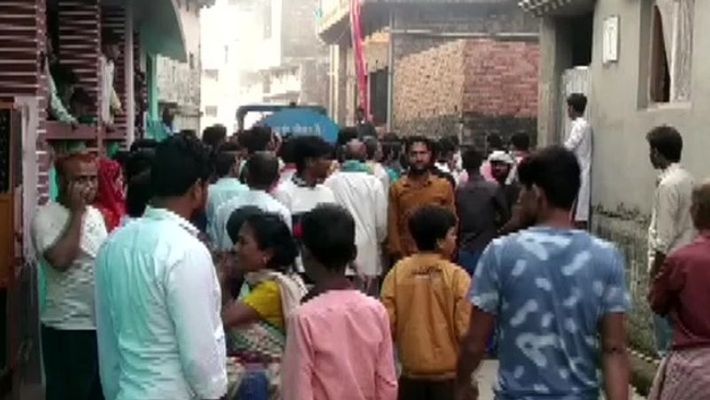 यूपी के पटाखा गोदाम में बड़ा धमाका, 4 लोगों की मौके पर दर्दनाक मौत, कई मलबे  में दबे चीख रहे | uttar pradesh news kushinagar explosion at firecracker  godown four people dead