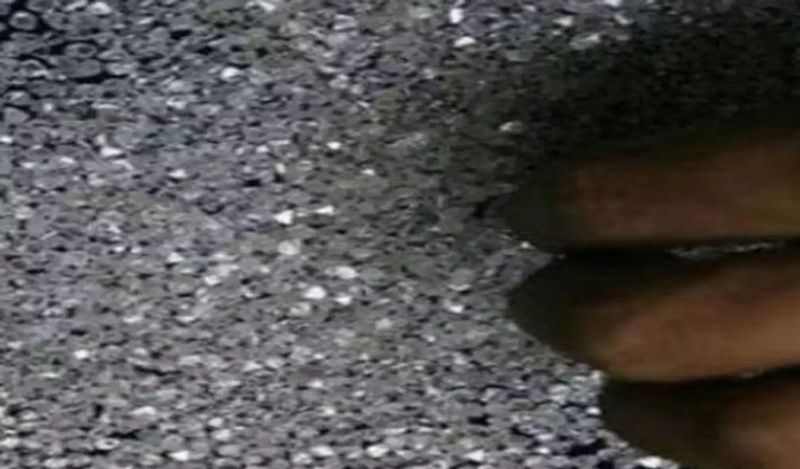 <p> હકીકતમાં, થોડા દિવસો પહેલા એક અફવા .ભી થઈ હતી કે ગામની કોઈ ટેકરી પર હીરાની ખાણ હોઈ શકે છે. & nbsp; આ મામલો ગામલોકો સુધી પહોંચ્યો, બધા તેને ખોદવા માટે રવાના થયા. & nbsp; બધાએ સાથે મળીને ટેકરી ખોદી. & nbsp; </p>