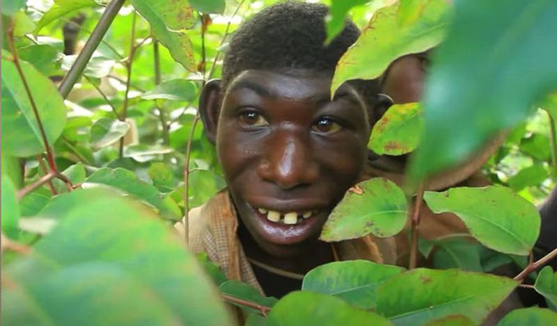 <p>अफ्रीका के रवांडा के गांव में रहने वाला 21 साल का एली बचपन से ही आम बच्चों जैसा नहीं था। वो  जंगल में भाग  जाता और वहां जानवरों के साथ रहता था। <br />
 </p>
