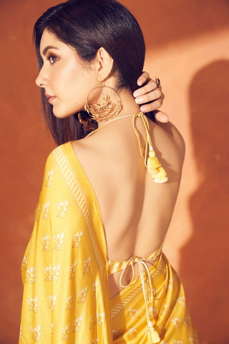 అది వీపా ఐరోపా మ్యాపా...సెక్సీ జాకెట్, శారీలో సెగలు రేపుతున్న రాశి ఖన్నా | heroin raashi khanna sizzles in gold saree photos goes viral ksr