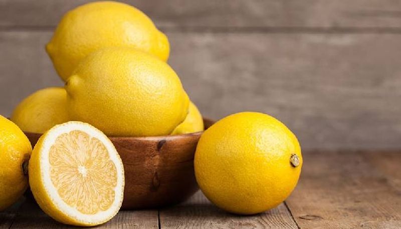 
<p><strong>Lemon: </strong>To avoid greasy hair, apply some diluted lemon juice to your hair and scalp before your final rinse.</p>
<p> </p>
<p>“onerror =” this.src = “https: =” “/></p>
<h2 class=