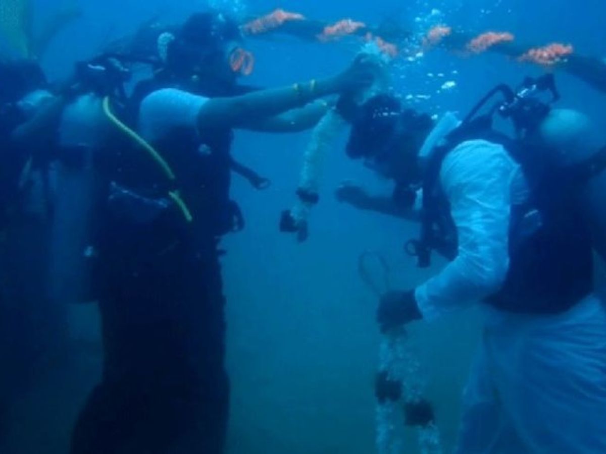 अब तक नहीं देखी होगी ऐसी शादी: दूल्हा-दुल्हन ने समुद्र के अंदर जाकर पहनाई वरमाला और लिए 7 फेरे.. | bangalore news tamilnadu news unique story engineer couple dive 60 feet under