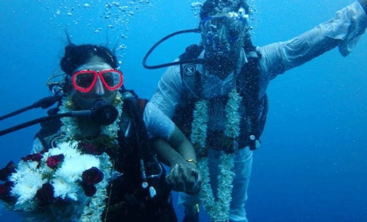 अब तक नहीं देखी होगी ऐसी शादी: दूल्हा-दुल्हन ने समुद्र के अंदर जाकर पहनाई वरमाला और लिए 7 फेरे.. | bangalore news tamilnadu news unique story engineer couple dive 60 feet under