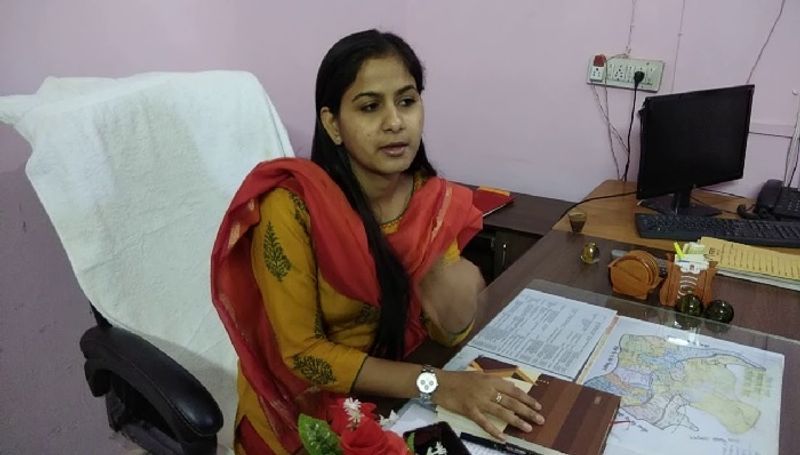 <p>पिंकी मीणा जयपुर जिले में चौमूं के चिथवाड़ी गांव की रहने वाली हैं। उनके पिता किसान हैं। उन्होंने पहली बार में ही पीसीएस की परीक्षा क्लीयर कर ली थी, लेकिन 21 साल उम्र नहीं होने के कारण वे इंटरव्यू नहीं दे पाई थीं। हालांकि साल 2016 में फिर से मेरिट के साथ परीक्षा क्लियर की। जिसके बाद उन्हें पहली पोस्टिंग टोंक में मिली थी।</p> 