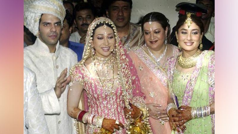 <p>करिश्मा कपूर ने बिजनेसमैन संजय कपूर से 29 सितंबर, 2003 को शादी की थी। करिश्मा ने शादी में पिंक कलर का लहंगा कैरी किया था। इस लहंगे पर सिल्वर वर्क था। उन्होंने सिल्वर कलर की ही ज्वैलरी भी पहनी थी। हालांकि, शादी के 11 साल बाद दोनों का तलाक हो गया था। </p>
