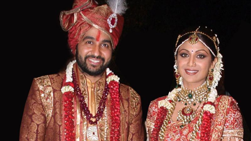 <p>शिल्पा शेट्टी ने बिजनेसमैन राज कुंद्रा के साथ 22 नवंबर, 2009 को शादी की थी। शादी में उन्होंने लाल साड़ी पहनी थी, जिस पर गोल्डन वर्क किया गया था। इतना ही नहीं साड़ी में Swarovski क्रिस्टल भी लगाए गए थे। रिपोर्ट्स की मानें तो शिल्पा ने अपनी ड्रीम वेडिंग पर इस ट्रेडिशनल ड्रेस को पहनने के लिए 50 लाख रुपए खर्च किए थे।</p>
