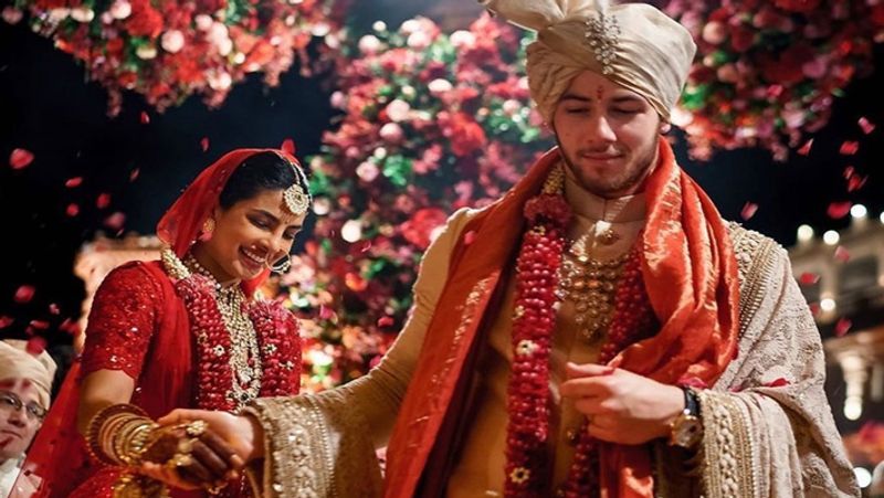 <p>प्रियंका चोपड़ा ने अमेरिकी सिंगर निक जोनास के साथ 1-2 दिसंबर 2018 को शादी की थी। शादी में प्रियंका ने लाल रंग का लहंगा पहना था। लहंगे पर ओवरऑल सीक्वंस और क्रिस्टल वर्क था, जो उसमें ब्लिंग एलिमेंट ऐड कर रहा था। इसकी कीमत करीब 18 लाख रुपए बताई जाती है।</p>

