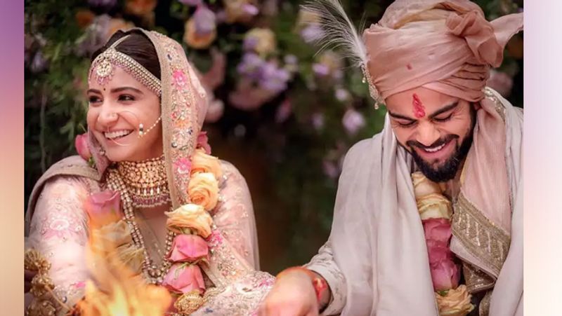<p>अनुष्का शर्मा ने क्रिकेटर विराट कोहली से 11 दिसंबर, 2017 को शादी की थी। शादी में उन्होंने लाइट पिंक कलर का लहंगा पहना था, जिस पर थ्रेड से फ्लोरल और बूटियों की एम्ब्रॉइडरी की गई थी। रिपोर्ट्स में इस लहंगे की कीमत करीब 25 से 30 लाख रुपए बताई गई थी।</p>
