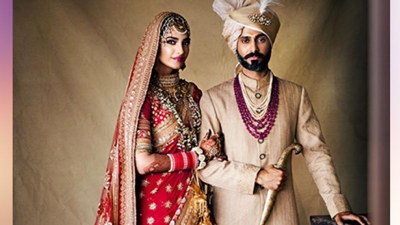<p>सोनम कपूर ने बिजनेसमैन आनंद आहूजा से 8 मई, 2018 को शादी की थी। उन्होंने शादी में ज्यादा भरी हुई एम्ब्रॉइडरी और सीक्वंस वर्क को अवॉइड किया था। उनके लाल लहंगे पर गोल्डन स्टार और कमल के फूल बनाए गए थे। सोनम के इस लहंगे की कीमत करीब 70 लाख रुपए थी।</p>
