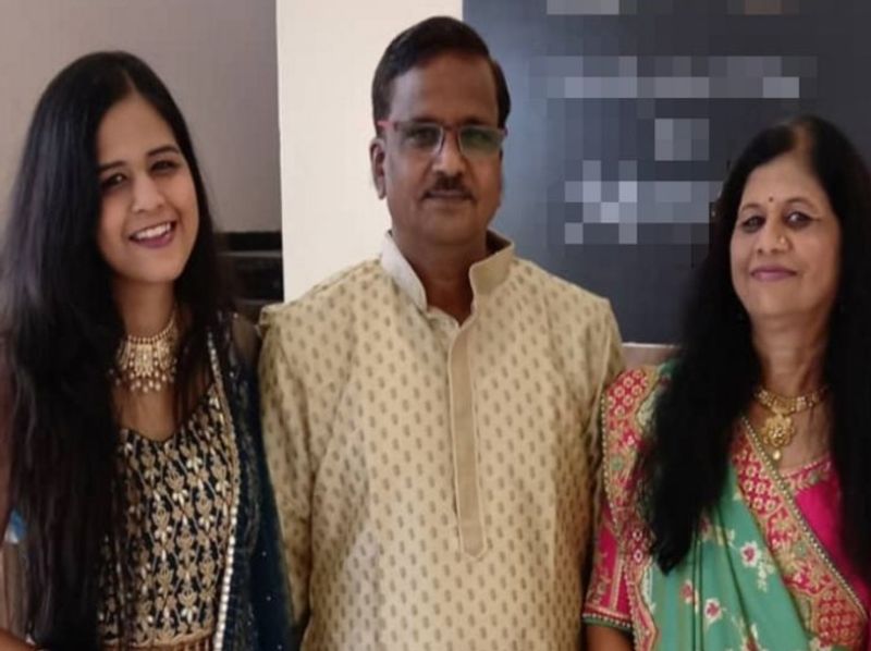 <p>उज्जैन निवासी कृति के पिता अनिल जैन बिल्डर हैं और मां सीमा हाउस वाइफ, जो उज्जैन में ही रहते हैं। वहीं कृति इंदौर में हॉस्टल में रहकर पढ़ाई कर रही हैं। खास है कि कृति को हर विषय में दो-दो गोल्ड मिले। हर विषय में गोल्ड मेडल के दो-दो स्पॉन्सर होने से उन्हें 8 गोल्ड मेडल मिलेंगे। साथ ही, उन्हें एक सिल्वर भी मिलेगा।<br /> &nbsp;</p> 