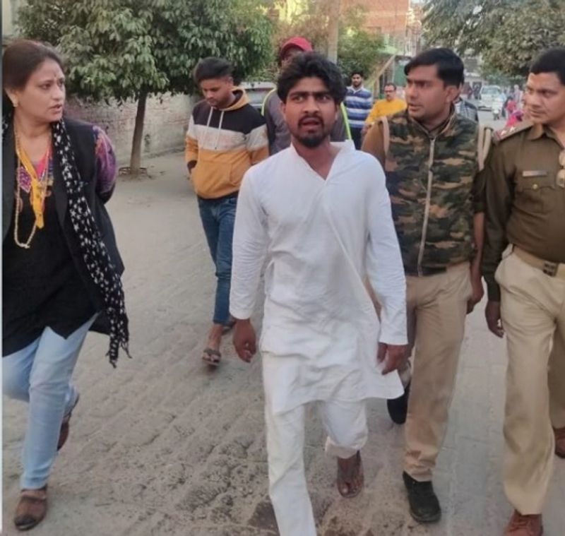 <p>शनिवार को एक महिला अधिवक्ता व हिंदू जागरण मंच के कार्यकर्ताओं की सहायता से ढेर मोहल्ला निवासी आरोपित सुहैल उर्फ नौशाद अलवी पुत्र अख्तर, और उसके ठेकेदार आइ-ब्लाक निवासी शकील के घर से गिरफ्तार कर लिया। पुलिस ने आरोपी को जिस आरोप में गिरफ्तार किया है उसमें तीन वर्ष तक की सजा का प्रविधान है।<br />
 </p>
