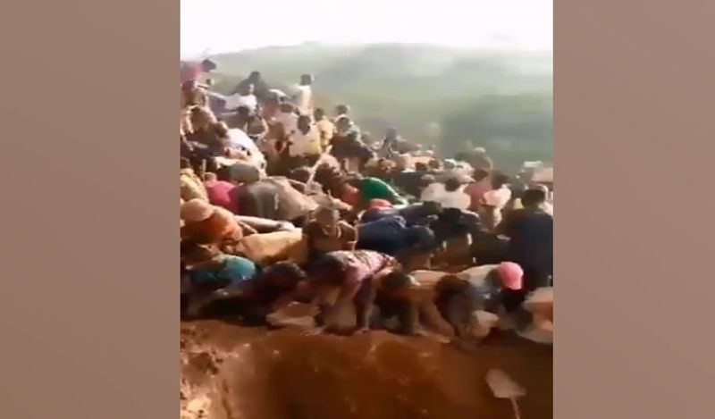 <p>रिपब्लिक ऑफ कांगो में अचानक तब सनसनी फ़ैल गई जब वहां सोने के पहाड़ की खबर फैली। ये पहाड़ सोने का बना है। जैसे ही इस बात की भनक आसपास के लोगों को पड़ी, सभी कुदाली-हथौड़ी लेकर पहाड़ की खुदाई करने पहुंच गए। &nbsp;</p> 