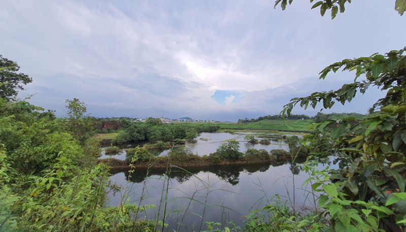 ചുറ്റുമതിലിനും ഭീഷണി
