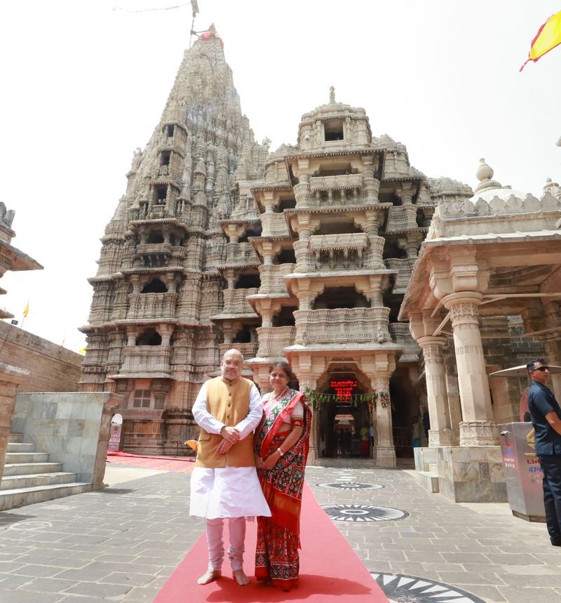  गृहमंत्री अमित शाह अपनी पत्नी के साथ द्वारकाधीश मंदिर में दर्शन करने पहुंचे।