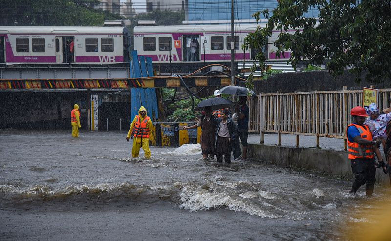 Rain lashed Mumbai: ಮಹಾಮಳೆಗೆ ಮುಳುಗಿದ ವಾಣಿಜ್ಯ ನಗರಿ ಮುಂಬೈ..ಆರು ಗಂಟೆಗಳಲ್ಲಿ 300 ಮಿ.ಮೀಗಿಂತಲೂ ಅಧಿಕ ವರ್ಷಧಾರೆ!