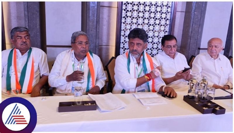 CLP meeting in Karnataka: ಶಾಸಕಾಂಗ ಸಭೆಯಲ್ಲಿ ಸಿದ್ದು- ಡಿಕೆಶಿ ವಾಗ್ವಾದ, ವೀಕ್ಷಕರ ವಿರುದ್ಧ ತಿರುಗಿಬಿದ್ದ ಶಾಸಕರು