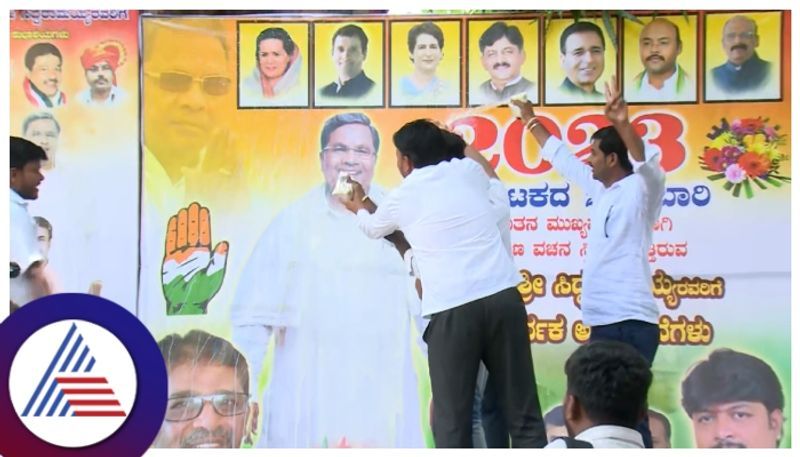 Karnataka CM Announcement : ಸಿದ್ದರಾಮಯ್ಯ ಮನೆ ಮುಂದೆ ಸಂಭ್ರಮ, ಡಿಕೆಶಿ ಮನೆ ಮುಂದೆ ನೀರವ ಮೌನ!