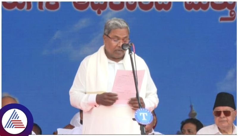 Karnataka CM Oath:ರಾಜ್ಯದ ಮುಖ್ಯಮಂತ್ರಿ ಗದ್ದುಗೆ ಏರಿದ ಸಿದ್ದರಾಮಯ್ಯ: ಗ್ಯಾರಂಟಿಗೆ ಬಂತು ವಾರಂಟಿ