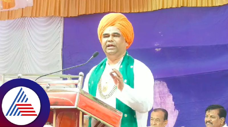 ಮಠದ ಉದ್ಧಾರಕ್ಕೆ ಸ್ವಾಮಿಗಳಿರುತ್ತಾರೆ..ಅವರೇ ರಾಜಕೀಯಕ್ಕೆ ಬಂದ್ರೆ ಹೇಗೆ ?: ದಿಂಗಾಲೇಶ್ವರ ಶ್ರೀ ವಿರುದ್ಧ ಭಕ್ತರ ಕಿಡಿ