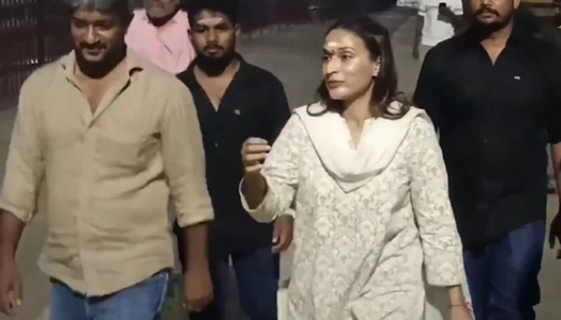 திருத்தணி முருகன் கோவிலுக்கு விசிட் அடித்த ஐஸ்வர்யா ரஜினிகாந்த்! உருகி உருகி பிரார்த்தனை செய்த வீடியோ! 