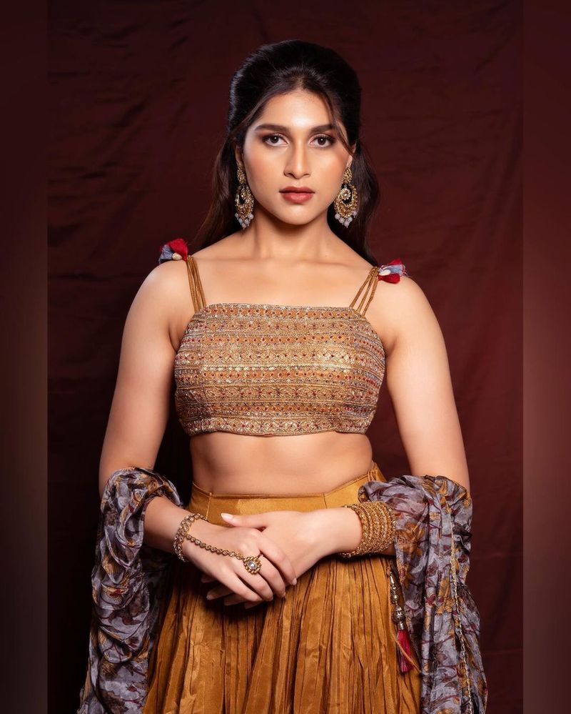 ಕಾಟೇರ ಬೆಡಗಿ ಯೋಗಾಭ್ಯಾಸ ! ಯೋಗ ಹೇಗೆ ಮಾಡ್ತಾರೆ ನೋಡಿ ಮಾಲಾಶ್ರೀ ಪುತ್ರಿ !