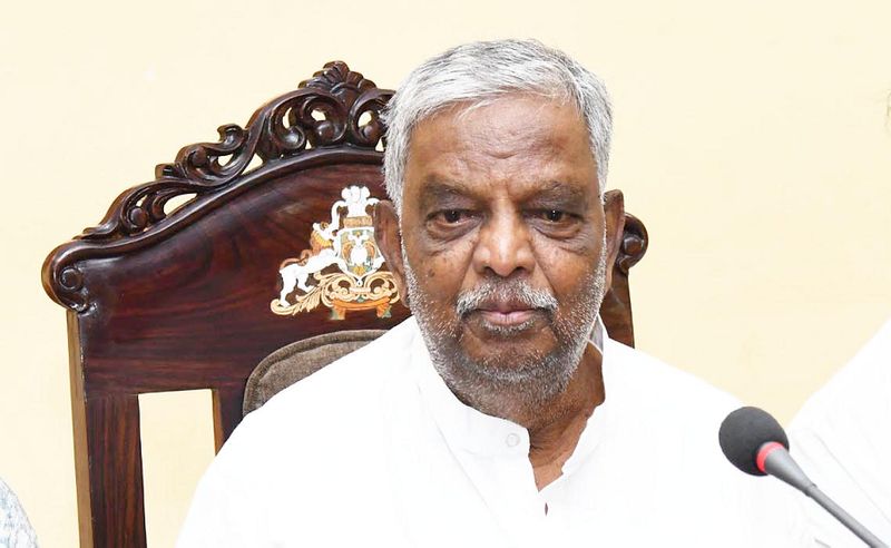 ಮೈಸೂರಿನಲ್ಲಿ ದಿಗ್ಗಜ ನಾಯಕರ ಮಹಾಸಂಗಮ: 8 ವರ್ಷಗಳ ಬಳಿಕ ಶ್ರೀನಿವಾಸ್ ಪ್ರಸಾದ್ ಭೇಟಿ ಮಾಡಿದ ಸಿದ್ದರಾಮಯ್ಯ