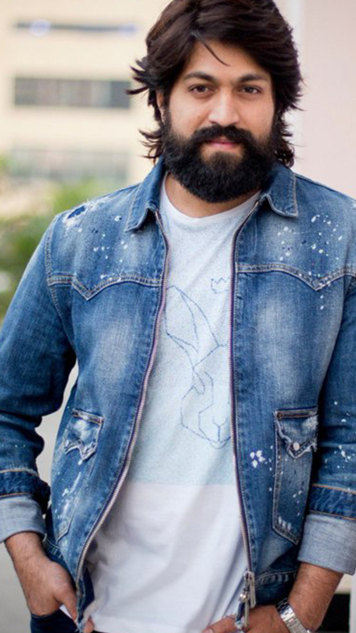 Yash: ಬ್ಲೇಸರ್ ಹಾಕಿ ತಲೆಗೆ ಟವೆಲ್ ಕಟ್ಟಿ ಬಂದ ರಾಕಿಂಗ್ ಸ್ಟಾರ್..! ಹೊಸ ಲುಕ್ಗೆ ವಾವ್ಹ್ ಟಾಕ್ಸಿಕ್ ಎಂದ ಫ್ಯಾನ್ಸ್..!