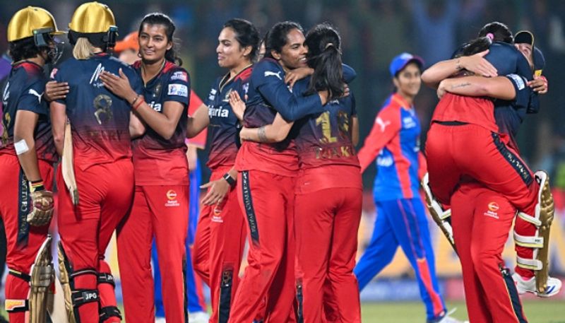 ಕಪ್ ತಂದ ಆರ್‌ಸಿಬಿ ಗರ್ಲ್ಸ್, ನಾಟು ಹಾಡಿಗೆ ಮಸ್ತ್ ಡ್ಯಾನ್ಸ್..!ಗರ್ಲ್ಸ್ ಗೆದ್ದಿದ್ದಕ್ಕೆ ಹಾಡು ಬರೆದ ಯೋಗರಾಜ್ ಭಟ್..!