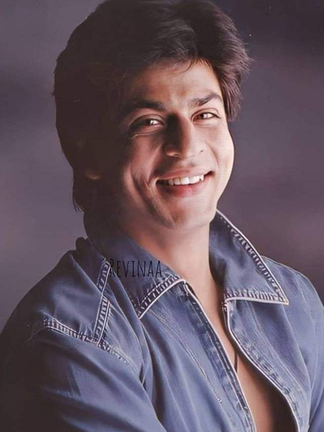 ಹುಡುಗಿ ಪಕ್ಕದಲ್ಲಿ ನಿಂತು ಸ್ಮೋಕಿಂಗ್ ಮಾಡಿದ ಶಾರುಖ್ ಖಾನ್; ವಿಡಿಯೋ ವೈರಲ್, ಜನ ಗರಂ!