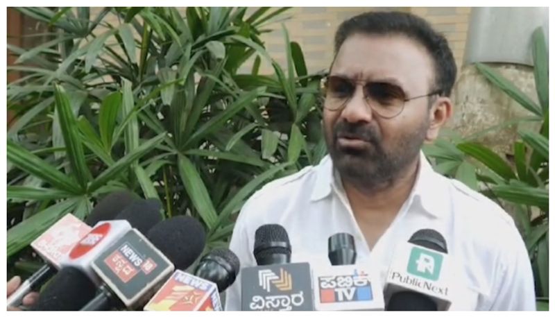 ಸಂವಿಧಾನ ಪುಸ್ತಕ ಅರವಿಂದ ಬೆಲ್ಲದ ಕಣ್ಣಿಗೆ ಬೈಬಲ್ ರೀತಿ ಕಾಣುತ್ತೆ ಅಂದ್ರೆ ಕಣ್ಣುಗಳ ತಪಾಸಣೆ ಮಾಡಿಸಬೇಕು: ಸಂತೋಷ ಲಾಡ್