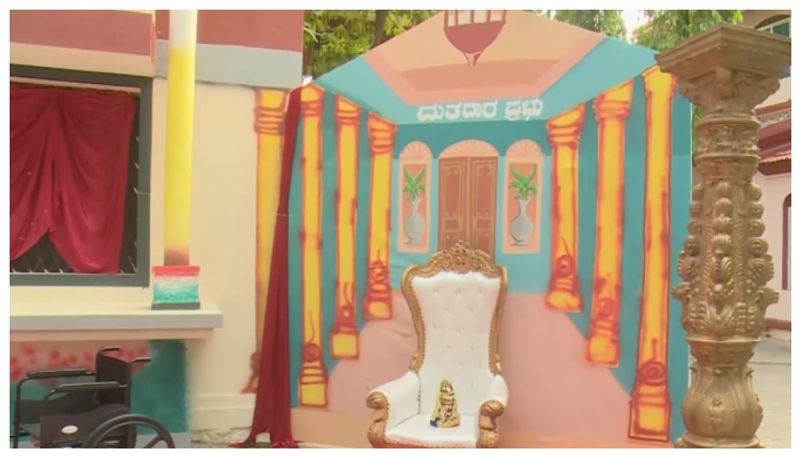 ಮಲೆನಾಡಿನಲ್ಲಿ ಅರಮನೆಯಂತಹ ಮತದಾನ ಕೇಂದ್ರ: ಸಾಂಪ್ರದಾಯಿಕ ಉಡುಗೆಯಲ್ಲಿ ಚುನಾವಣಾ ಅಧಿಕಾರಿಗಳು!