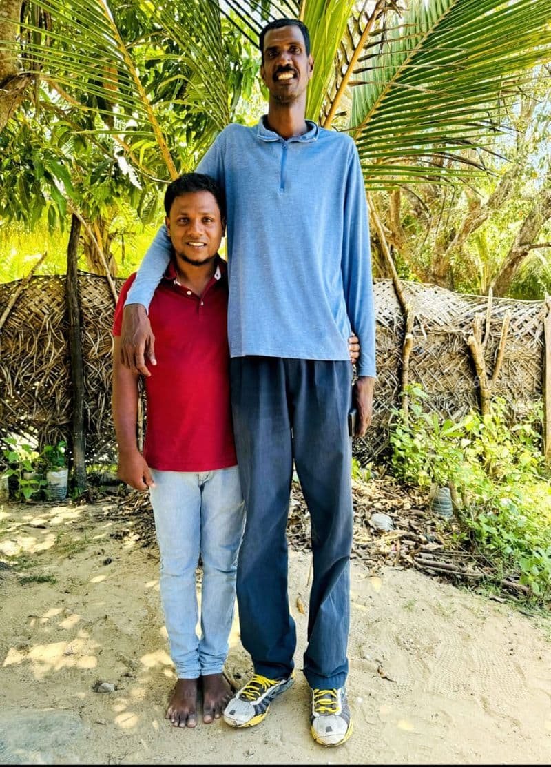  Tallest Man : மிக உயரமான இலங்கை தமிழர்.. அண்ணாந்து பார்க்க வைக்கும் மனிதர்.!! எத்தனை அடி உயரம் தெரியுமா.? 