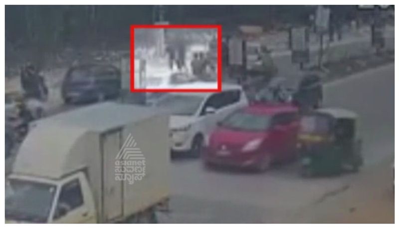 Bengaluru News: ನಡು ರಸ್ತೆಯಲ್ಲೇ ಚಾಲಕರ ನಡುವೆ ಫೈಟಿಂಗ್! ಸಣ್ಣ ವಿಚಾರಕ್ಕೆ ಇಷ್ಟು ದೊಡ್ಡ ಫೈಟಾ? 