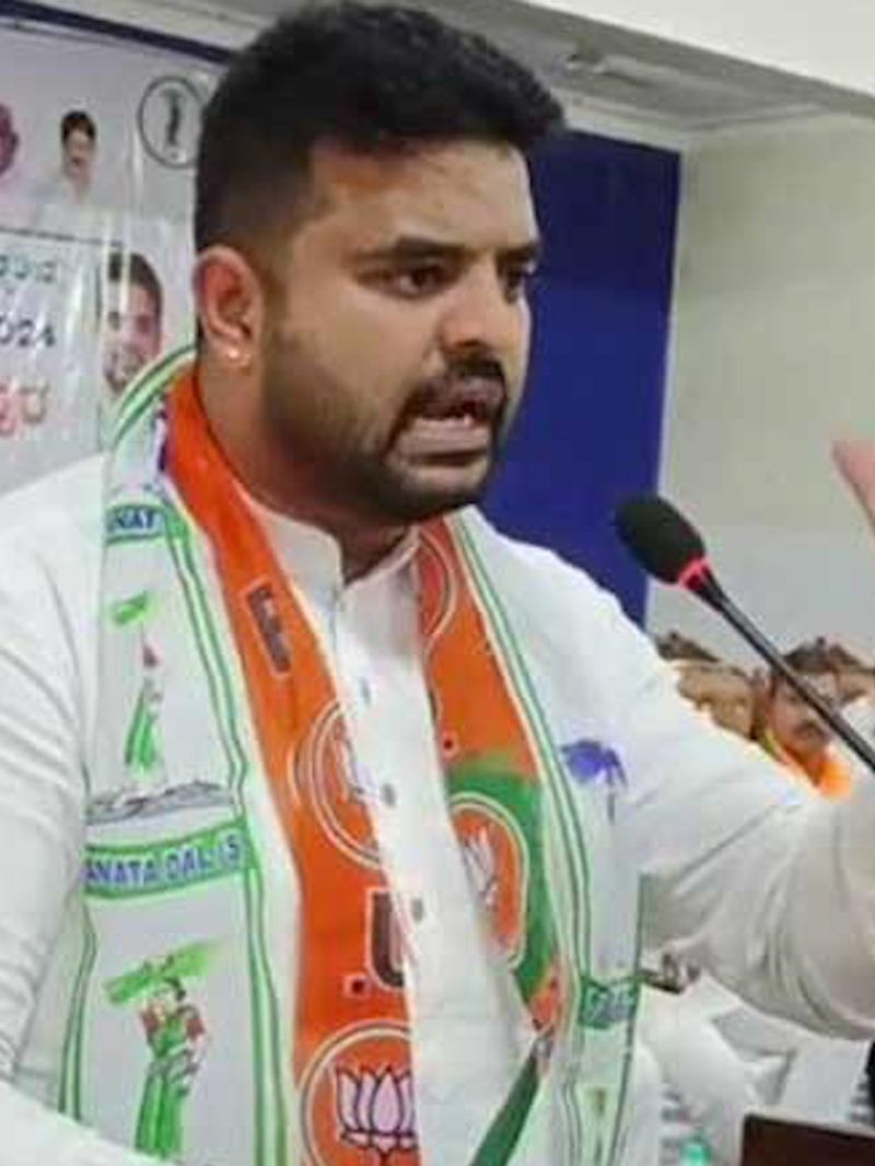 Prajwal Revanna: ಒಂದು ತಿಂಗಳ ಅಂತರದಲ್ಲಿ ಆಗಿದ್ದೇನೇನು ಗೊತ್ತಾ..? ಕಾಂಗ್ರೆಸ್ ಆಕ್ರೋಶಕ್ಕೆ ಕಂಗಾಲಾದರಾ ಪ್ರಜ್ವಾಲ್ ರೇವಣ್ಣ..?